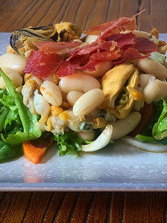 Una foto de Alubias, ensalada, marisco en lata y jamón
