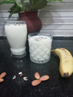 A picture of Banana & Almonds Smoothie.