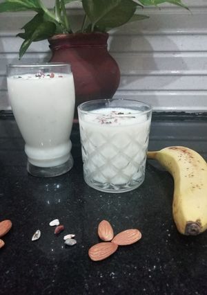A picture of Banana & Almonds Smoothie.