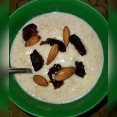A picture of Oats with milk and dates.