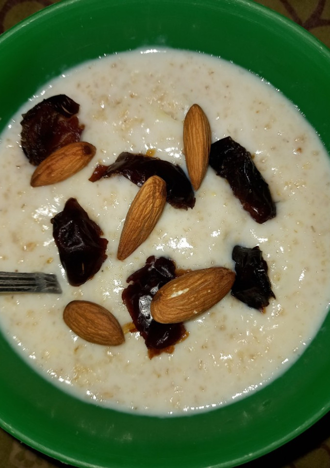 A picture of Oats with milk and dates.
