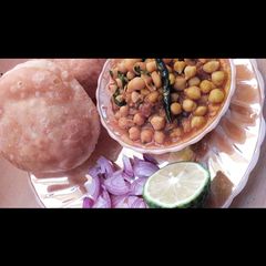 A picture of Chickpeas curry.