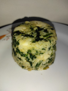 Una foto de Timbal de arroz, queso y espinacas