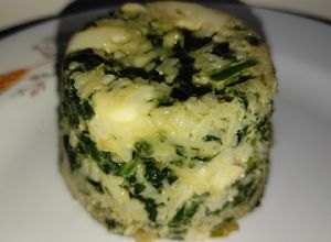 Una foto de Timbal de arroz, queso y espinacas