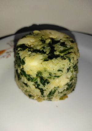 Una foto de Timbal de arroz, queso y espinacas