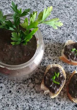 Una foto de Pasta de porotos negros con merkén untable