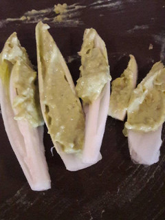 Una foto de Endibias con crema guisantes