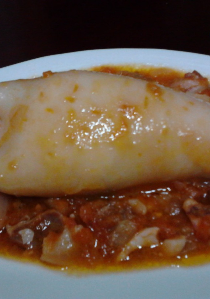 Una foto de Calamar de Cadiz, relleno en salsa al vino Fino de Jerez