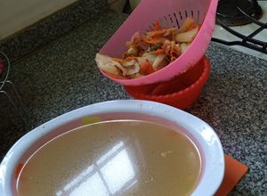 Una foto de Caldo de cogotes de pollo