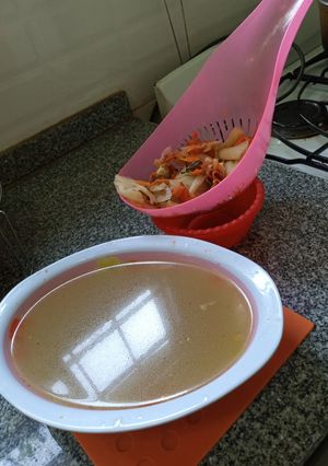 Una foto de Caldo de cogotes de pollo