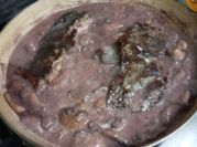 Una foto de bistec al vino tinto
