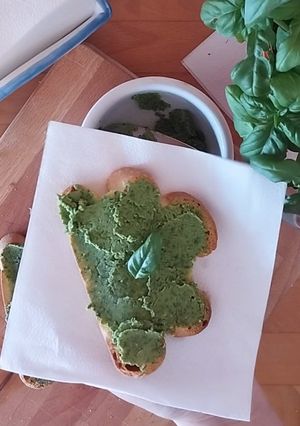 Foto di Pane tostato con parmigiano al basilico per una cena veloce 🌷