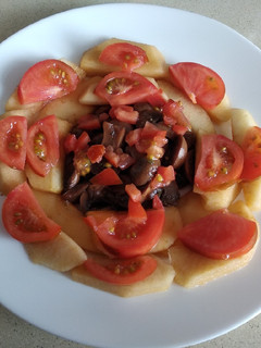 Una foto de Carpaccio de manzana, champiñones, tomate y vinagreta