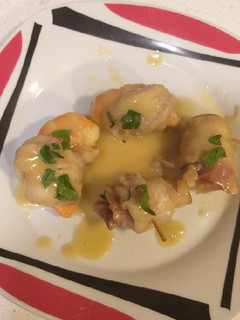 Una foto de Langostino o Bacon envuelto lenguado