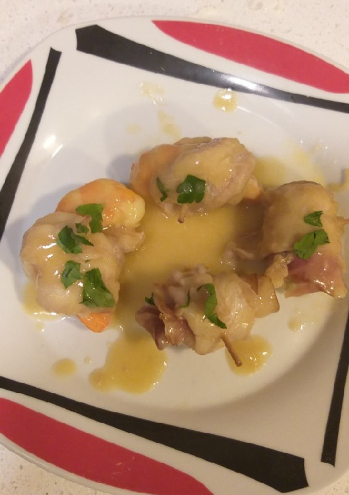 Una foto de Langostino o Bacon envuelto lenguado