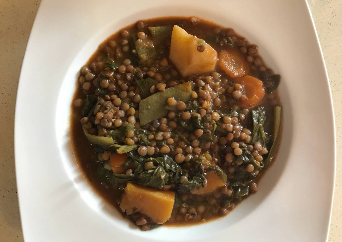 Lentejas estofadas con verduras y chorizo