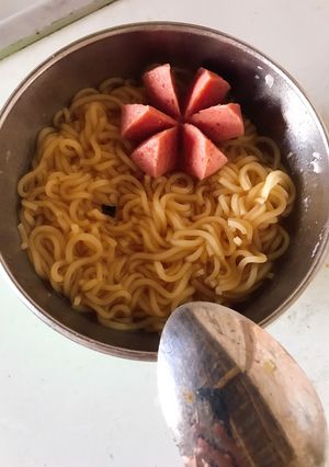 Hình của món Bữa sáng cho bé: mỳ tôm xúc xích.
