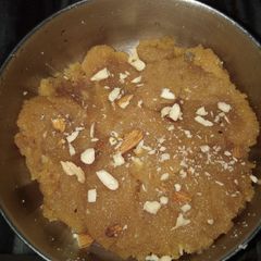 A picture of Caramlised Rava Halwa.