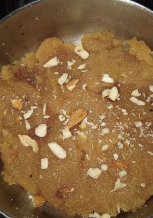 A picture of Caramlised Rava Halwa.