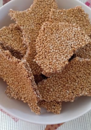 તલની ચીકી (Til Chiki Recipe In Gujarati) રેસીપી મુખ્ય ફોટો
