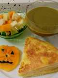 Tortilla de patatas al vapor con crema de apio y pinchos de caqui y melón