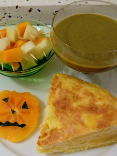 Una foto de Tortilla de patatas al vapor con crema de apio y pinchos de caqui y melón