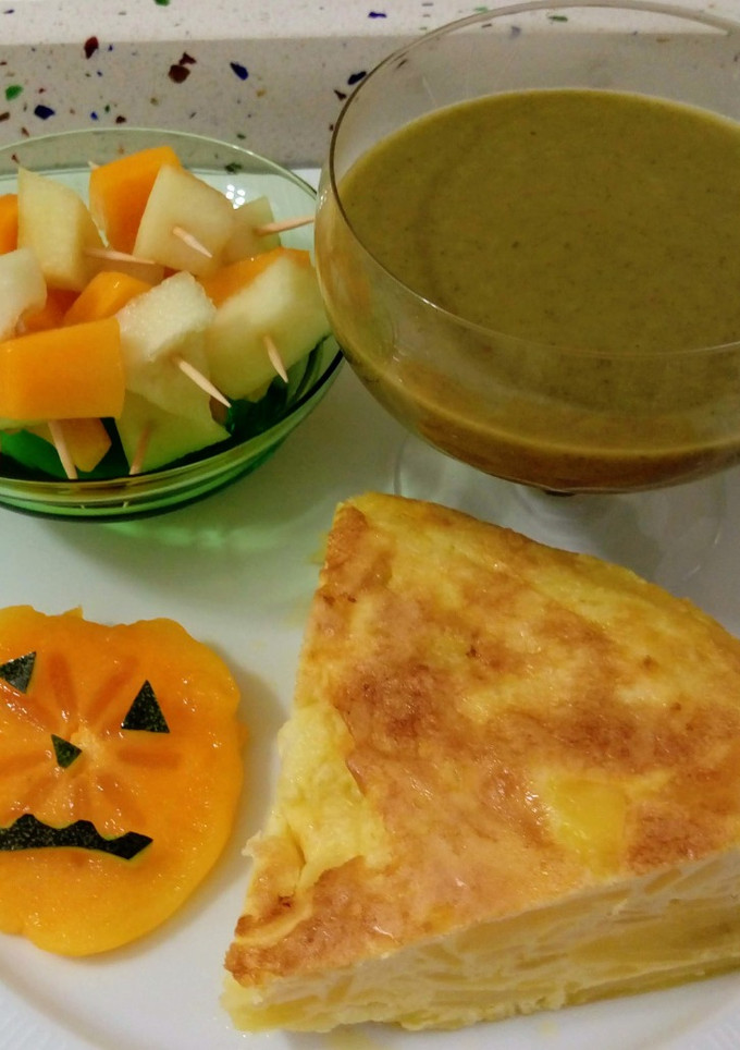 Una foto de Tortilla de patatas al vapor con crema de apio y pinchos de caqui y melón