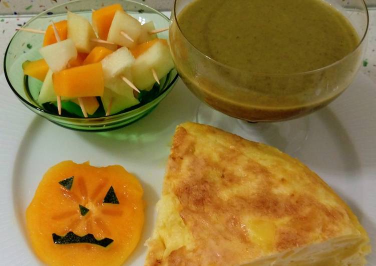 Tortilla de patatas al vapor con crema de apio y pinchos de caqui y melón