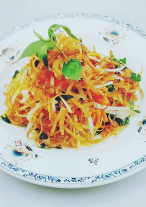 Hình của món Gỏi xoài khô mực chiên.