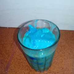 Una foto de Postre de maizena azul