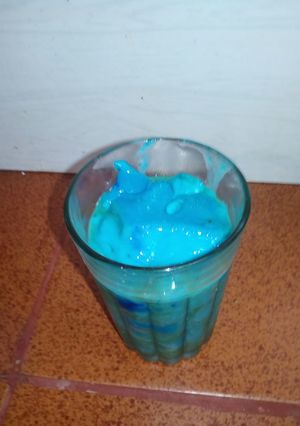Una foto de Postre de maizena azul