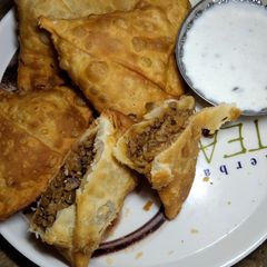A picture of Qeemay k samosay.