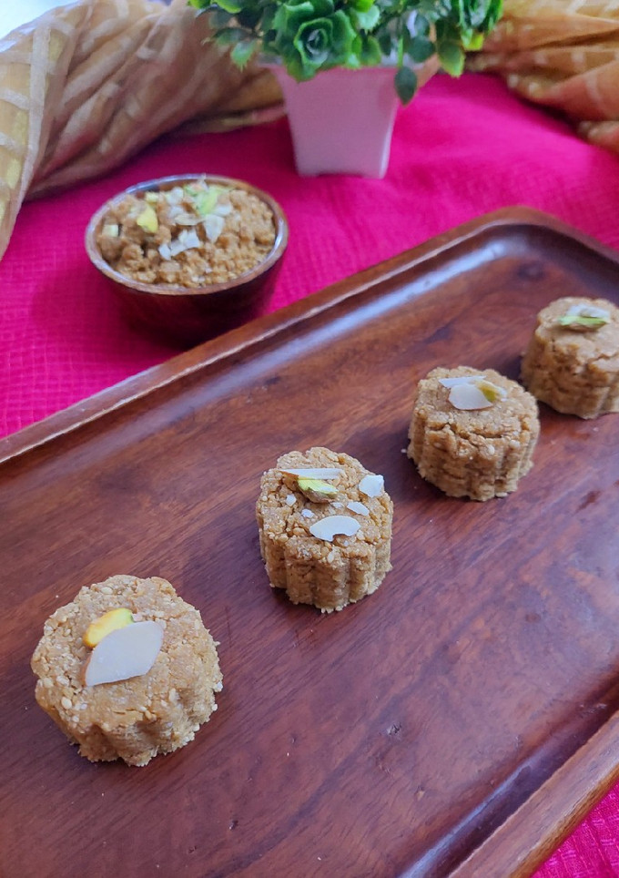 तिल गुड का तिलकुट (Til Gud ka tilkut recipe in Hindi) रेसिपी मुख्य फोटो