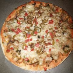 A picture of 🍕black pepper chicken Pizza🍕.