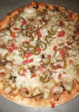 A picture of 🍕black pepper chicken Pizza🍕.