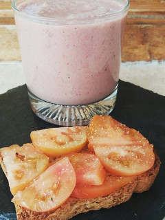 Una foto de Desayuno: Batido de frutas y tostada