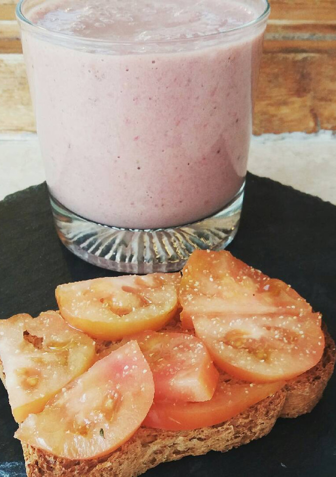 Una foto de Desayuno: Batido de frutas y tostada
