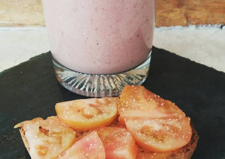 Desayuno: Batido de frutas y tostada