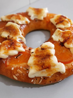 Una foto de Roscón de Reyes con crema pastelera quemada