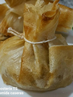 Una foto de Saquitos de cebolla caramelizada con queso de cabra