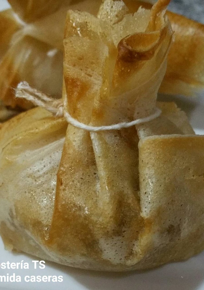 Una foto de Saquitos de cebolla caramelizada con queso de cabra