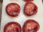 Una foto di pasta al salame