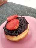 Donat empuk toping stroberi
