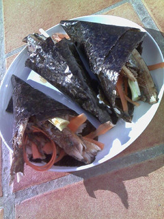 Una foto de Temaki sushi de agujas glaseadas
