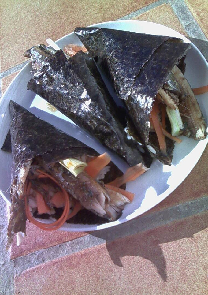 Una foto de Temaki sushi de agujas glaseadas