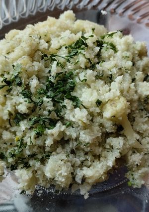 Una foto de "Arroz 🍚🍛" de coliflor con cilantro😜🍱🥙