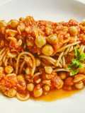 Spaghetti con ceci, baccalà e cipolle