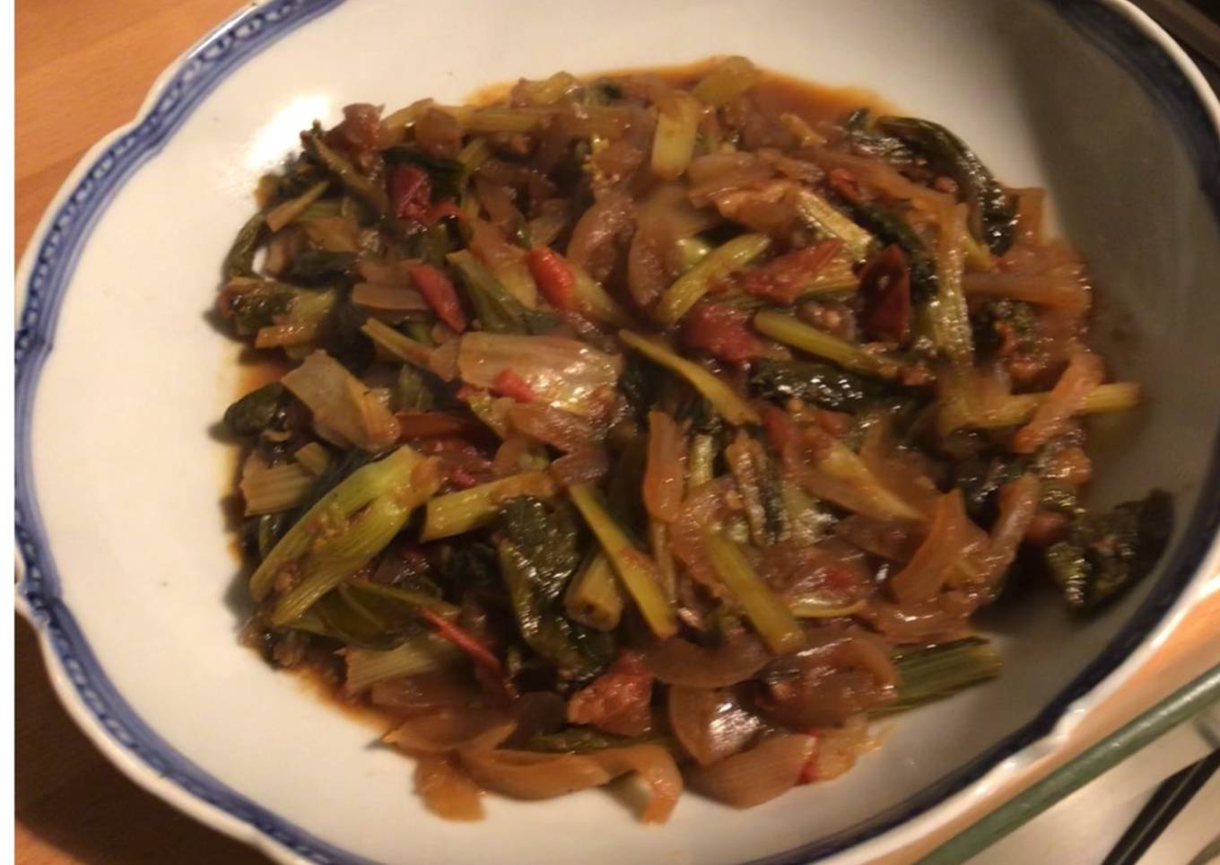 Choy sum sauté oignon ail et tomates