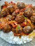 Albóndigas en salsa con arroz