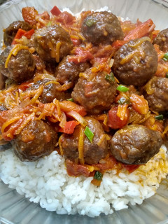 Una foto de Albóndigas en salsa con arroz